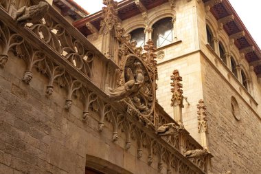 Barcelona, Katalonya, İspanya 'nın Gotik Mahallesi' ndeki Carrer del Bisbe cephesinde antika heykelleriyle.