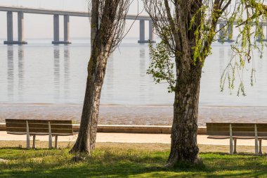 Parque das Nacoes bahçesindeki Tagus Nehri kıyısında bir manzara, Lizbon