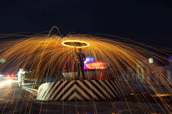 Macho Hispano Parado Medio Fuegos Artificiales Lana Acero Por Noche — Foto de Stock