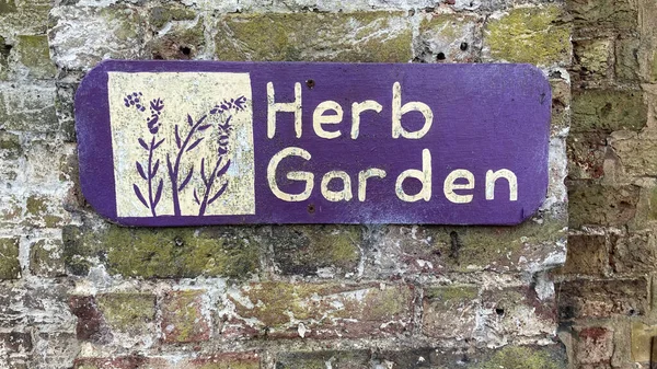 Lila Skylt Med Texten Herb Garden Rostig Gammal Vägg London — Stockfoto