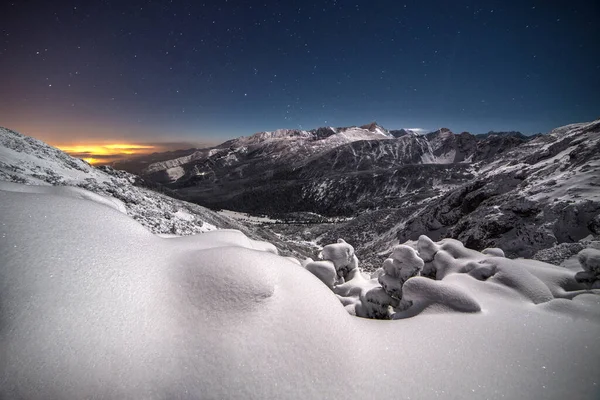 Una Vista Ipnotizzante Una Cima Innevata Durante Alba — Foto Stock