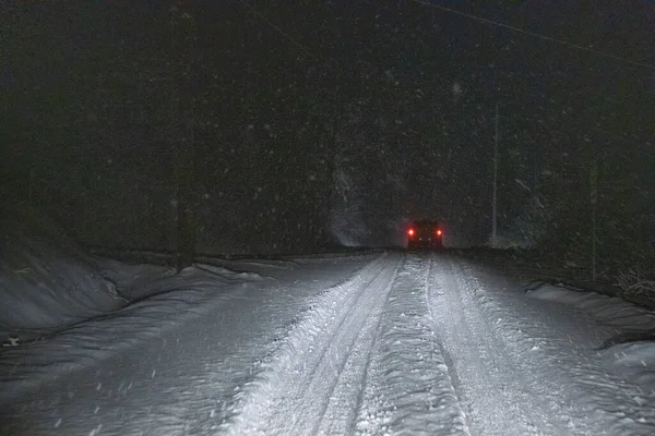 Прекрасный Вид Машину Снежной Дороге Ночью — стоковое фото