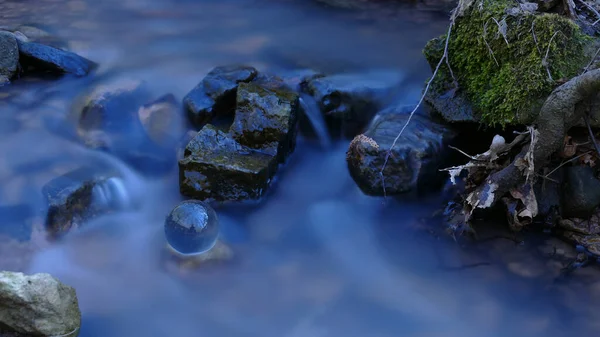 Sanftes Und Fantasievolles Wasser Einem Bach Mit Einer Glasklugel — 图库照片