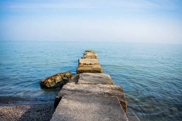 Güzel eski bir iskele ve mavi gökyüzü ile Erie Gölü manzarası.