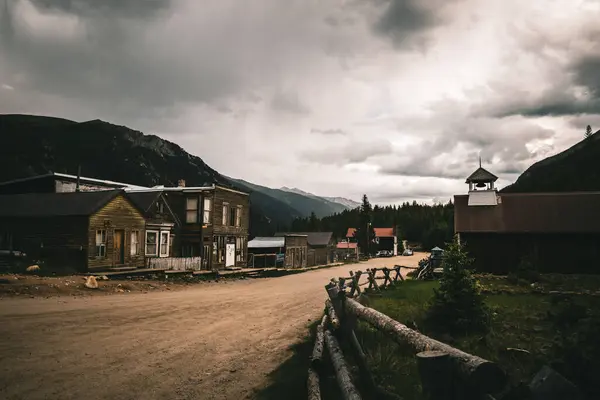 Een Schilderachtig Uitzicht Residentiële Gebouwen Een Landelijke Omgeving Bewolkte Lucht — Stockfoto