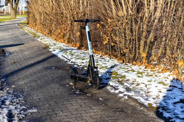 Kaldırıma Bırakılmış Elektrikli Bir Scooter — Stok fotoğraf