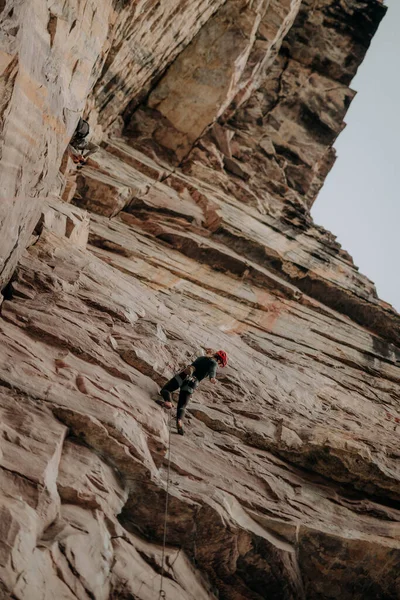 Nahaufnahme Einer Erwachsenen Bergsteigerin Auf Einer Klippe Der Nähe Eines — Stockfoto