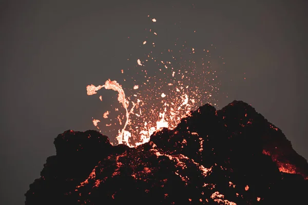 火山口内有熔岩的著名冰岛火山的特写 — 图库照片