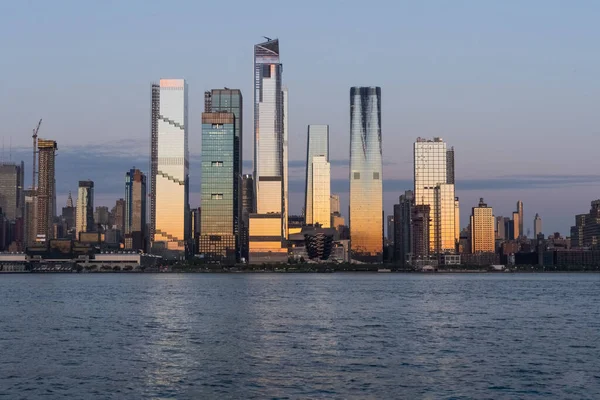 Manhattan Şehir Merkezindeki Gökdelenler Grimsi Mavi Gökyüzüne Karşı New York — Stok fotoğraf