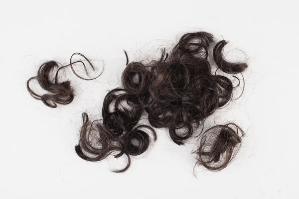 Cheveux Humains Bouclés Noirs Foncés Isolés Sur Fond Gris Clair — Photo