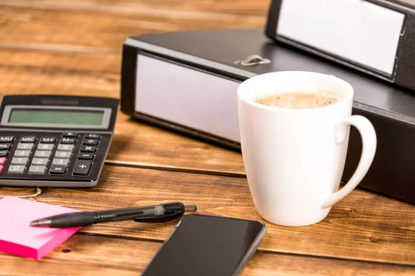 Een Selectief Shot Van Een Kop Koffie Met Rekenmachines Mappen — Stockfoto