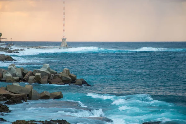 Beautiful Shot Big Waves Crashing Rocks Corniche Beirut Mediterranean Sea — Stock Photo, Image