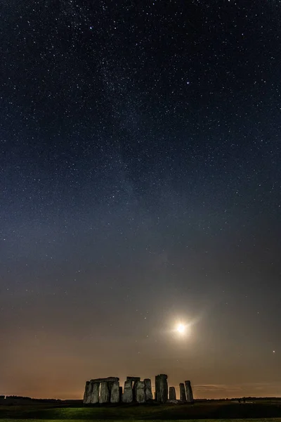 Vertical Shot Stonehenge Beautiful Milky Way Background Wiltshire — Stock Photo, Image