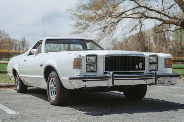 Zbliżenie Ford Ranchero Biały Klasyczny Samochód 1979 — Zdjęcie stockowe