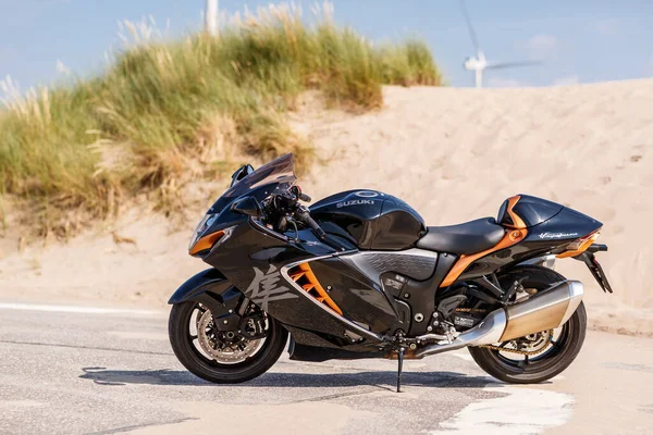 Una Motocicleta Suzuki Hayabusa Estacionada Playa Maasvlaktestrand Los Países Bajos —  Fotos de Stock
