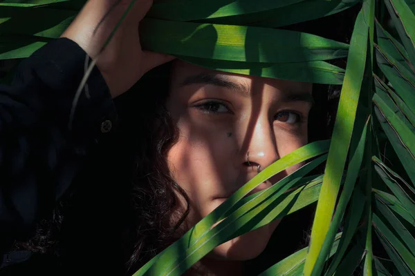 Ett Porträtt Ung Colombiansk Flicka Med Brunt Hår — Stockfoto
