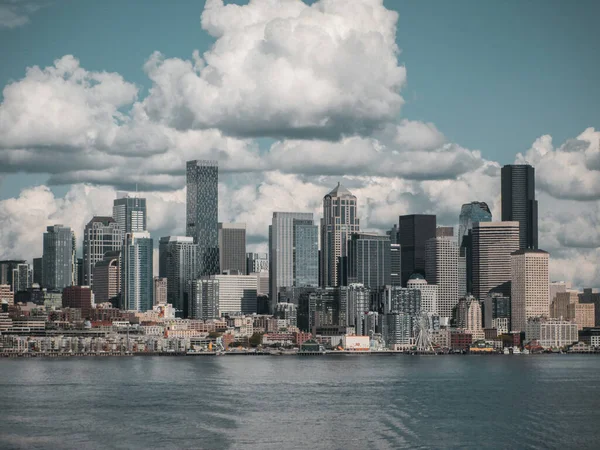 Belo Tiro Paisagem Urbana Beira Mar Contra Céu Nublado Seattle — Fotografia de Stock