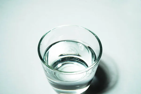 Glas Med Vatten Den Vita Bakgrunden Studioskott — Stockfoto