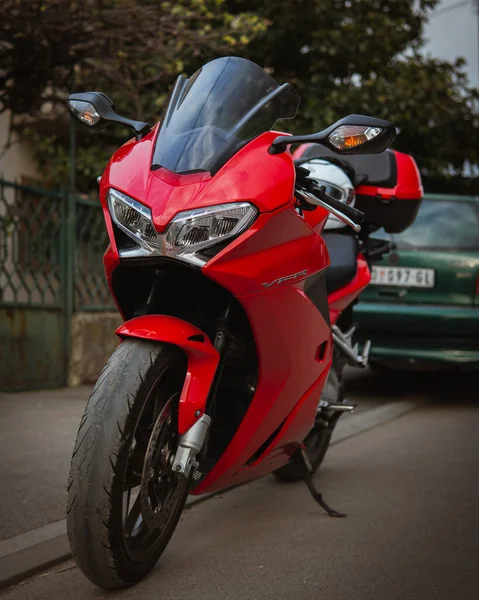 Disparo Vertical Una Motocicleta Roja Moderna Calle —  Fotos de Stock