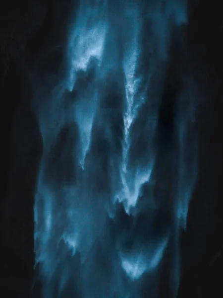 Eine Vertikale Aufnahme Der Bewegung Eines Wasserfalls Der Schwer Von — Stockfoto
