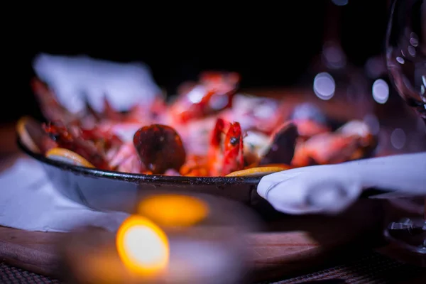 Plato Paella Fresca Sobre Mesa — Foto de Stock