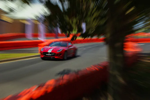 Jaguar Carro Esporte Aceleração Uma Pista Corrida — Fotografia de Stock