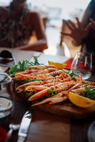 Langoustines Frescos Servidos Com Limão Alguns Verdes — Fotografia de Stock