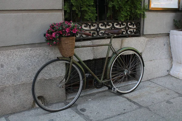 Beautifully Designed Basket Pink Flowers Vintage Bicycle Leaning Brick Wall — Stock Photo, Image