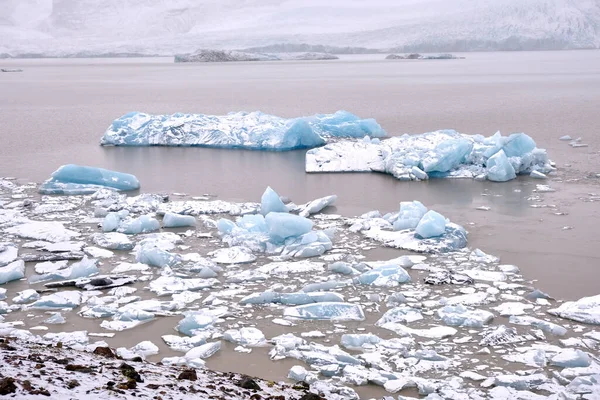 Grandes Icebergs Flotando Lago Glaciar Durante Invierno Día Nublado — Foto de Stock