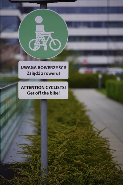 Grüner Warnhinweis Für Radfahrer Mit Ihren Fahrrädern Bürobereich Business Garden — Stockfoto