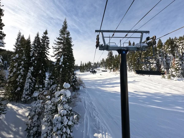 Μια Εναέρια Λήψη Του Ανελκυστήρα Καρέκλα Lake Tahoe Καλύπτονται Χιόνι — Φωτογραφία Αρχείου