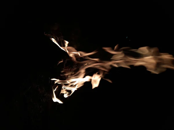 Eine Nahaufnahme Eines Feuers Isoliert Auf Schwarzem Hintergrund — Stockfoto