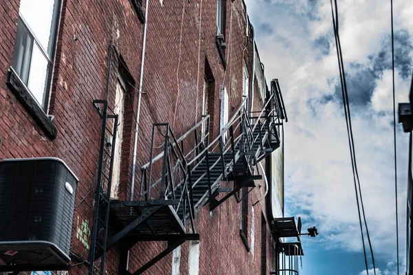 Una Toma Bajo Ángulo Edificio Ladrillo Rojo Con Escaleras Escape —  Fotos de Stock