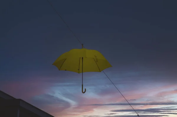 Primer Plano Paraguas Amarillo Fondo Del Cielo Atardecer — Foto de Stock