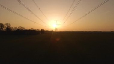 4K 'daki kırsal alanda bulunan dev elektrik iletim kulesinin elektrik hatları.