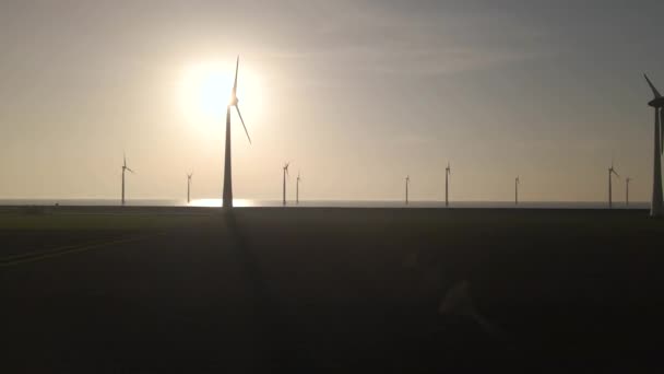 Gün Batımına Karşı Suda Dönen Dev Rüzgar Türbinlerinin Hava Görüntüsü — Stok video