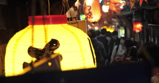 位于日本东京新宿市Yakitori Alley附近的人们散步时看到的美丽灯光 — 图库视频影像
