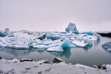 Fjallsarlon Buzul Gölü 'nde yüzen büyük mavi buzdağları, İzlanda.