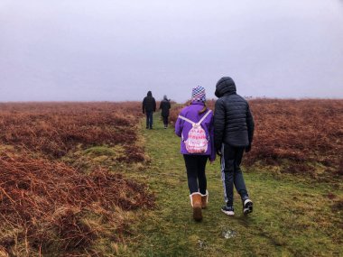 Gower, Galler 'de bir tarlada yürüyen bir aile.