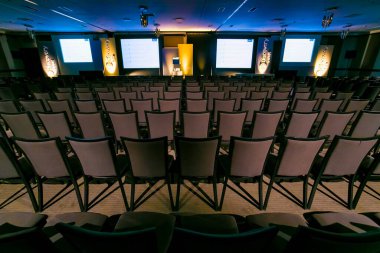 Konferans salonundaki boş modern sandalyeler.