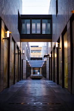 Akşamları modern binalar arasında güzel bir geçiş manzarası.