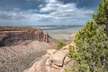 Güzel bir dağ manzarası büyüleyici bir manzara.
