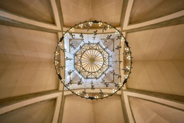 Kubbenin Erivan, Ermenistan 'daki Aydınlatma Katedrali' ndeki düşük açılı görüntüsü.