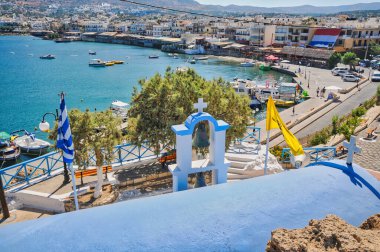 Ünlü tatil Chersonissos limanı, Girit, Yunanistan