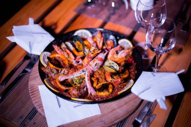 Taze Paella tabağı masada.