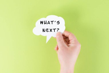 Sırada ne var? Bulut şeklinde bir kağıdın üzerinde durmak, yeni hedeflere ve stratejilere sahip olmak, gelecek için planlar yapmak.