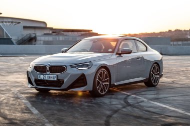 2022 BMW 22Oi gün batımı Johannesburg Güney Afrika 'da fotoşop