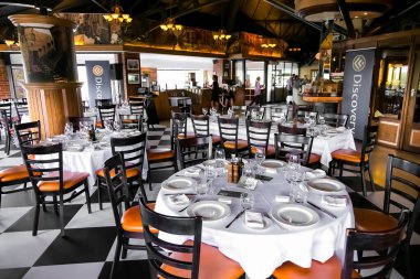 Şık bir bistro restoranının iç dekorasyonu ve kurulumu.