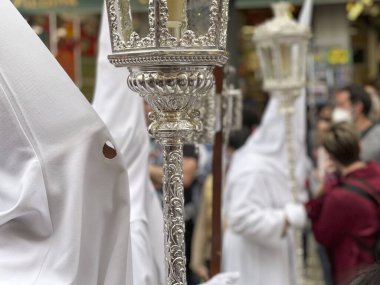 Granada, İspanya, 04-11-2022. Kutsal Hafta 'da tövbe edenler sokaklarda geçit törenine katılırlar..
