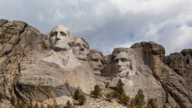 Rushmore Dağı Ulusal Anıtı, dağa oyulmuş dört Amerikan başkanının devasa bir heykeli.